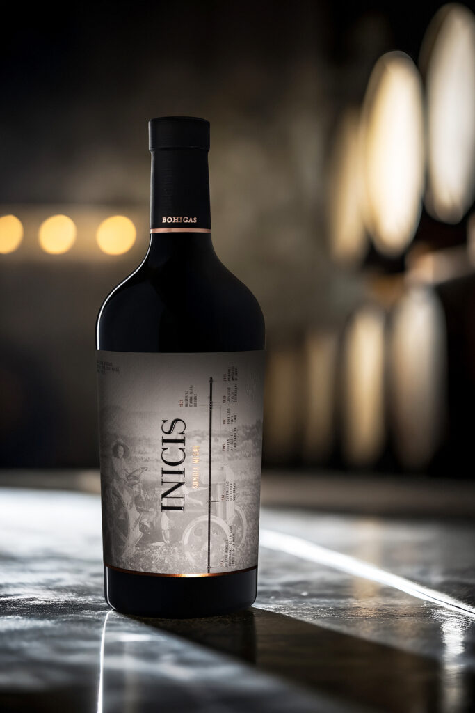Fotografía de botella de vino tinto para catalogo y tienda online de vinos