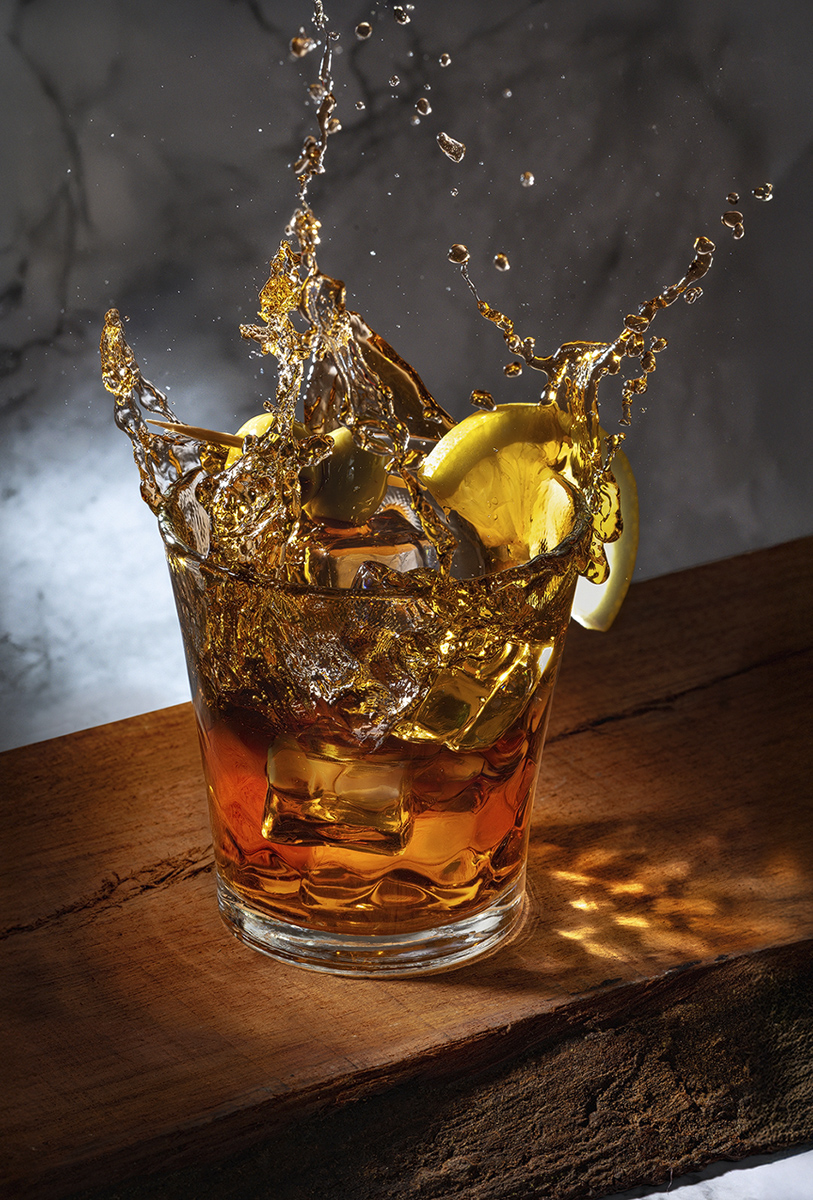 Fotografía profesional de botellas y vasos de vermut en estudio