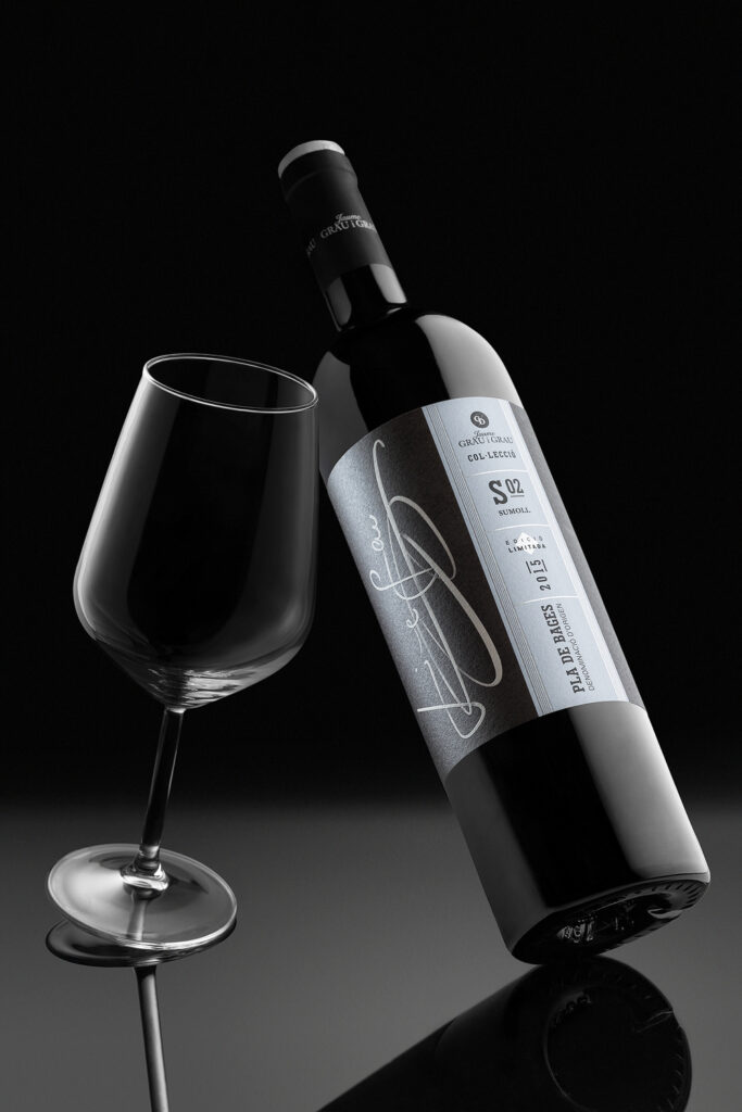 Fotògrafa professional especialitzada en ampolles de vi, estil minimalista i elegant a Catalunya, servei per a cellers i marques
