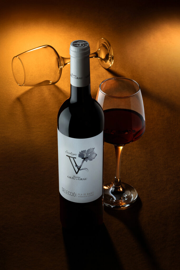 Fotografía profesional y minimalista de botella de vino tinto en Cataluña