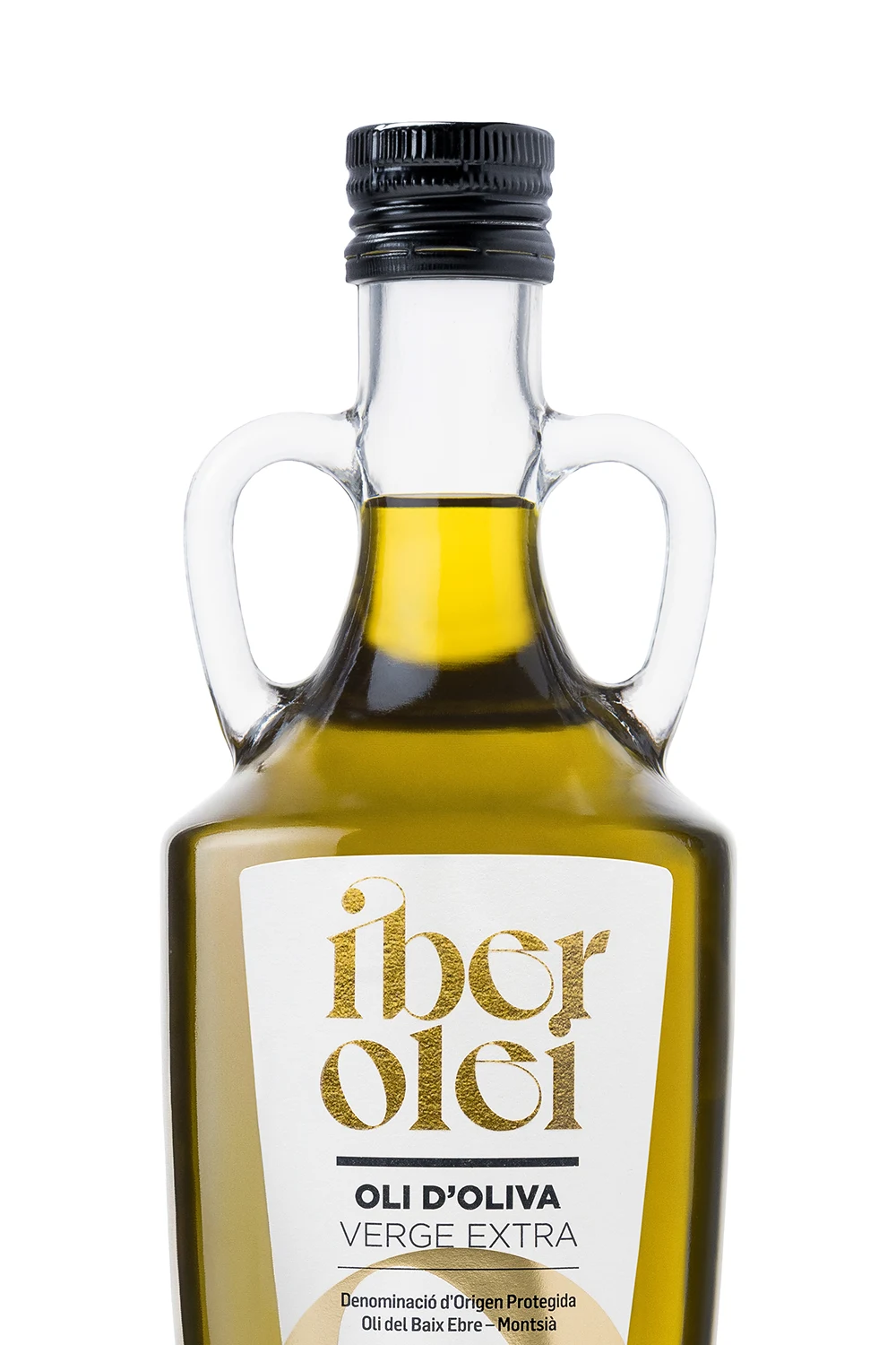 Fotografia oli d'oliva verge extra ampolla vidre transparent color daurat fons blanc etiqueta primer pla Catalunya