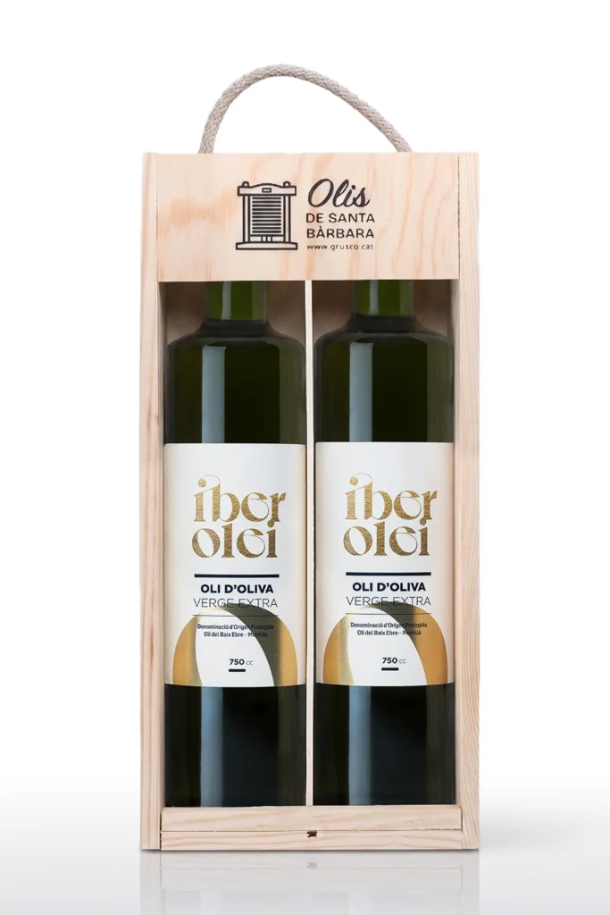 Fotografia oli d'oliva verge extra pack dues ampolles vidre caixa fusta natural fons blanc estudi Catalunya