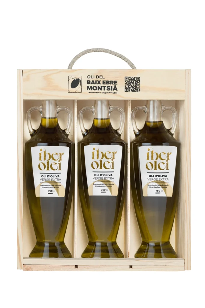 Fotografia professional d'estudi producte ecommerce oli d'oliva verge extra caixa fusta fons blanc Catalunya