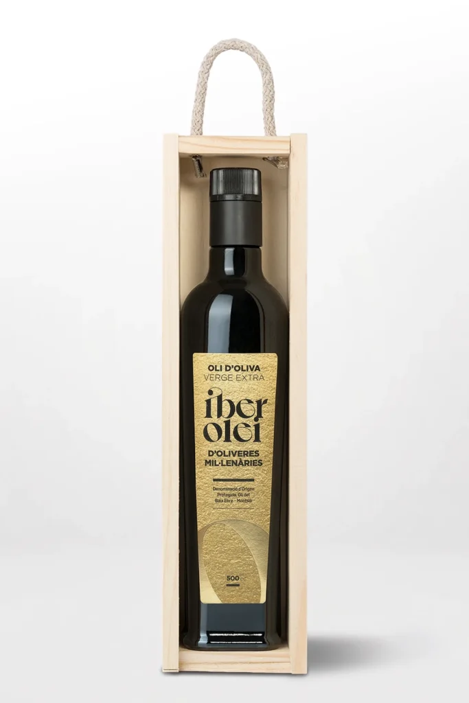 Fotografia oli d'oliva verge extra ampolla vidre packaging estoig fusta natural nansa corda etiqueta daurada regal gourmet Catalunya
