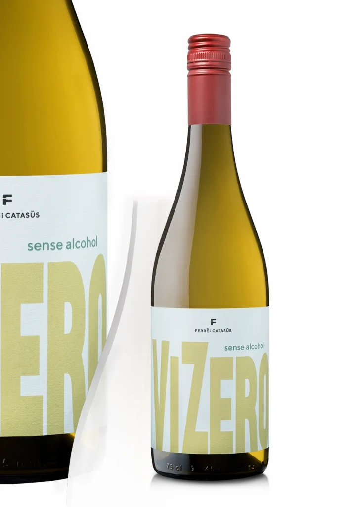 Fotografía ampolla de vi blanc sense alcohol, pla general i detall d'etiqueta